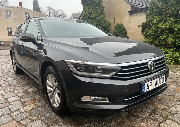 Volkswagen Passat cena 53900 przebieg: 224000, rok produkcji 2017 z Goniądz małe 704